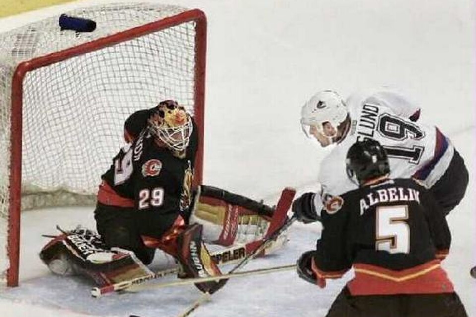 Genom sitt hattrick mot Calgary och målvakten Mike Vernon gick Markus Näslund upp i topp på NHL:s skytteliga.