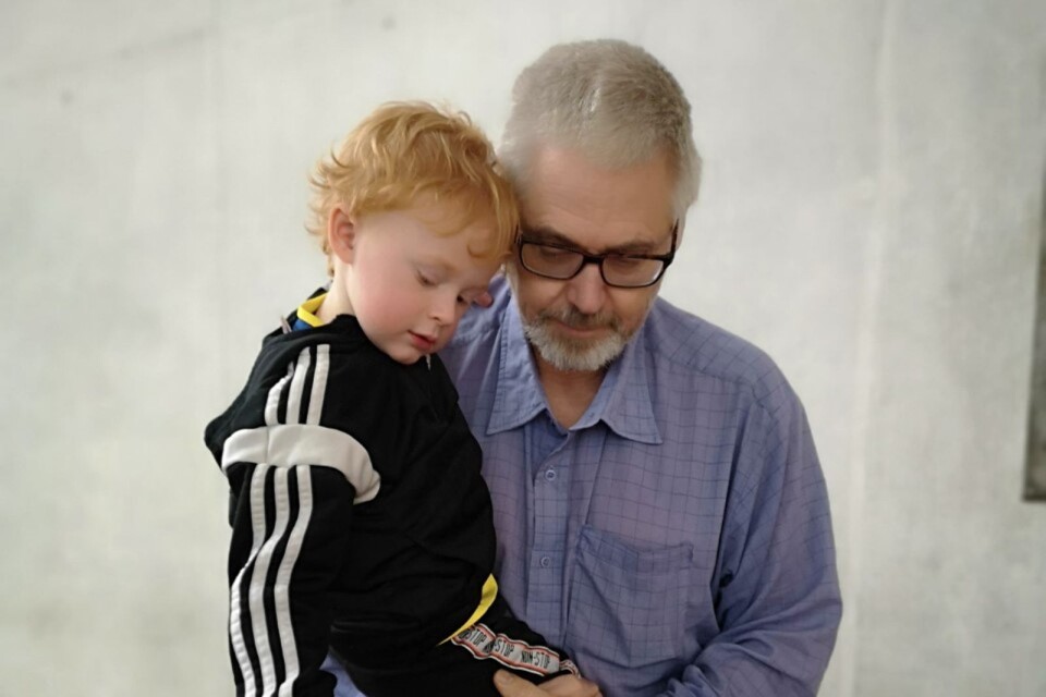 Sivert Axelsson och barnbarnet Adam Holst Axelsson provar att spela marimba tillsammans.