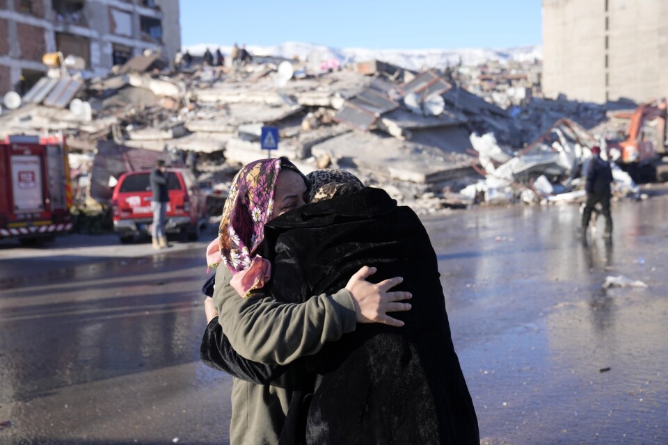 Två kvinnor omfamnar varandra i Kahramanmaras, södra Turkiet.