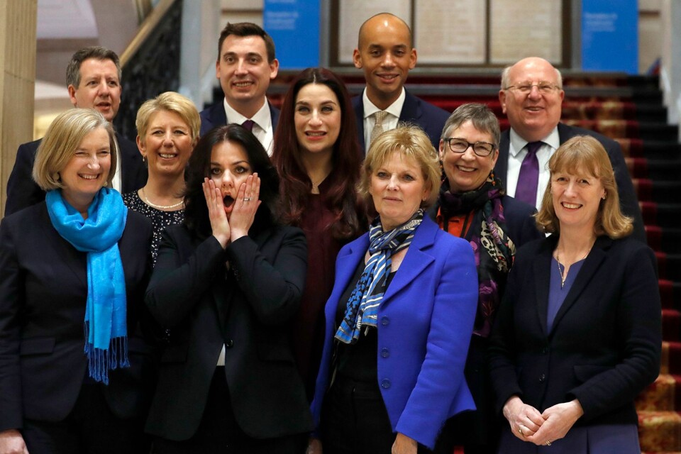 Elva brittiska parlamentsledamöter har hoppat av från sina partier. Brexit och antisemitism anges som huvudorsaker.