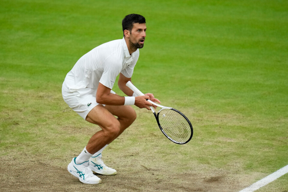 En förvånad Novak Djokovic efter domarens beslut.
