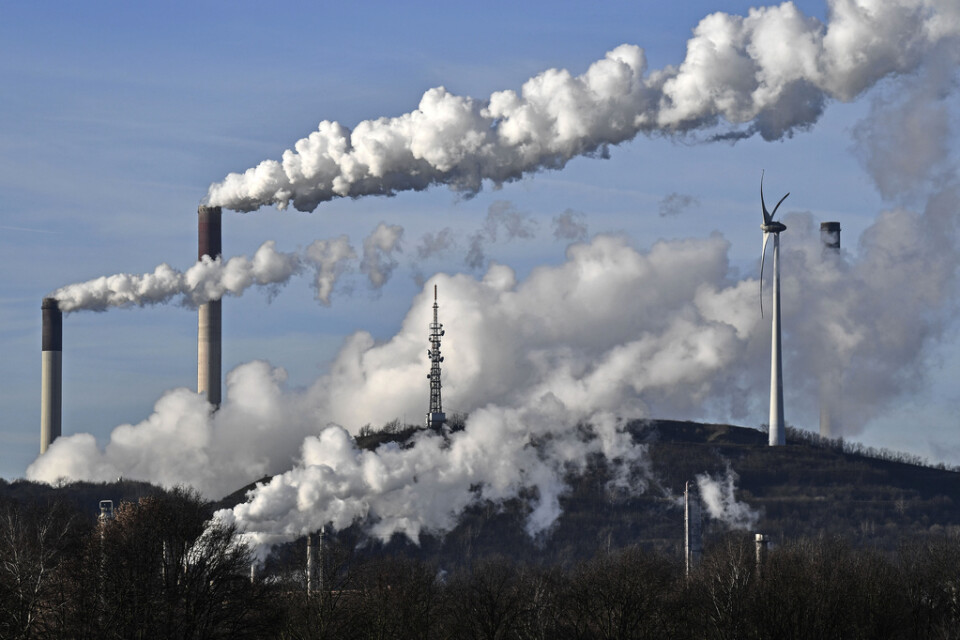 Ett koleldat kraftverk intill ett vindkraftverk i Gelsenkirchen i Tyskland. Arkivbild.