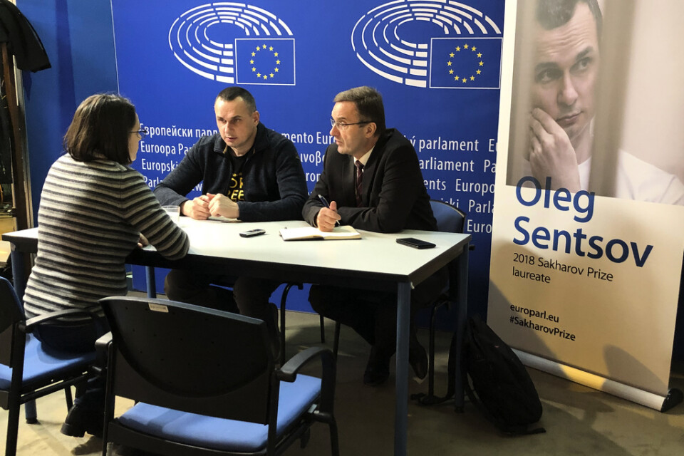Ukrainske filmregissören Oleg Sentsov (mitten) intervjuas på löpande band efter att ha fått EU-parlamentets Sacharovpris i Strasbourg.