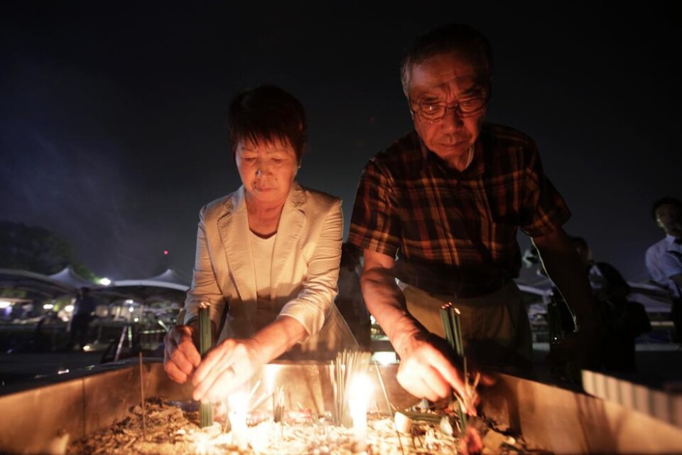 Klockorna ljöd över Hiroshima på torsdagsmorgonen för att markera att det var 70 år sedan atombomben föll över staden. Japans premiärminister Shinzo Abe deltog tillsammans med tiotusentals människor i minneshögtiden, som inleddes klockan 8.15 med en tys