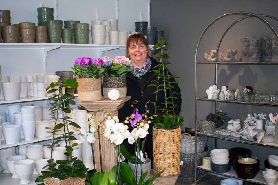 Floristen Cecilia Karlsson berättar att korgkrukor har blivit populära.