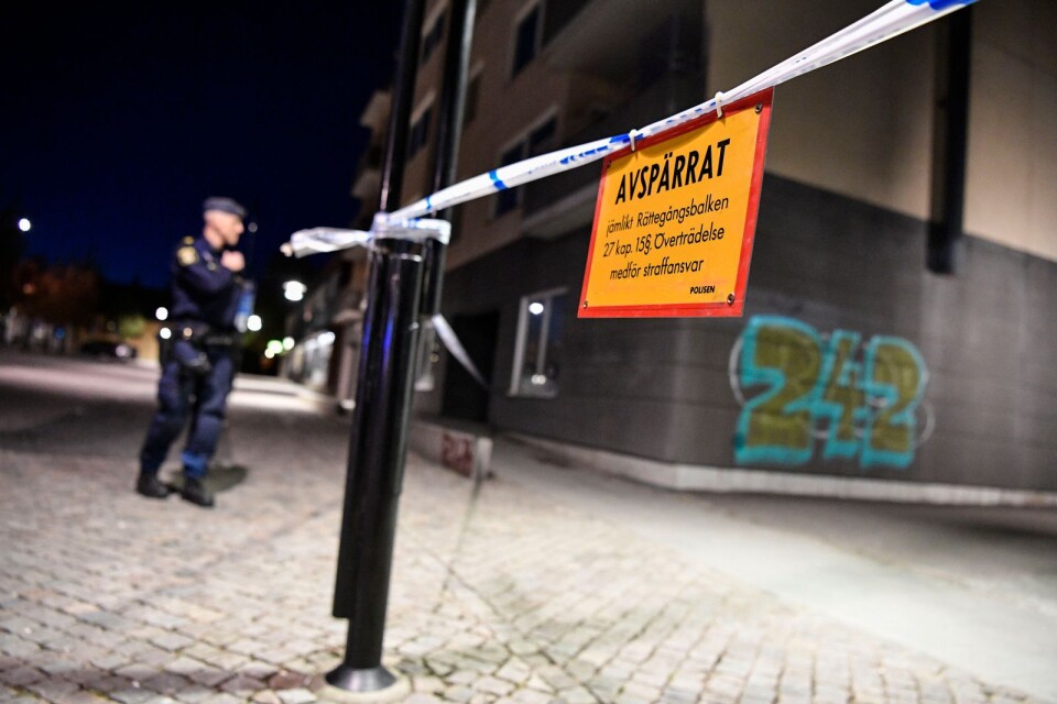 Polis på plats på Nya Torg i Hörby på lördagskvällen efter att två unga män har skadats i ett stort bråk. Enligt polisen har de fått stick- eller skärskador. Polisen rubricerar det inträffade som försök till mord.