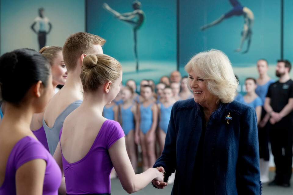 Drottning Camilla, möter elever på Elmhurst Ballet School i Birmingham. Arkvibild.