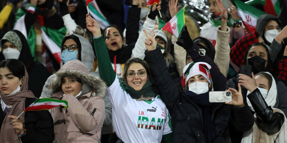 Iranska kvinnor på Azadistadion jublar efter att Iran har kvalificerat sig till VM efter 1–0 mot Irak.