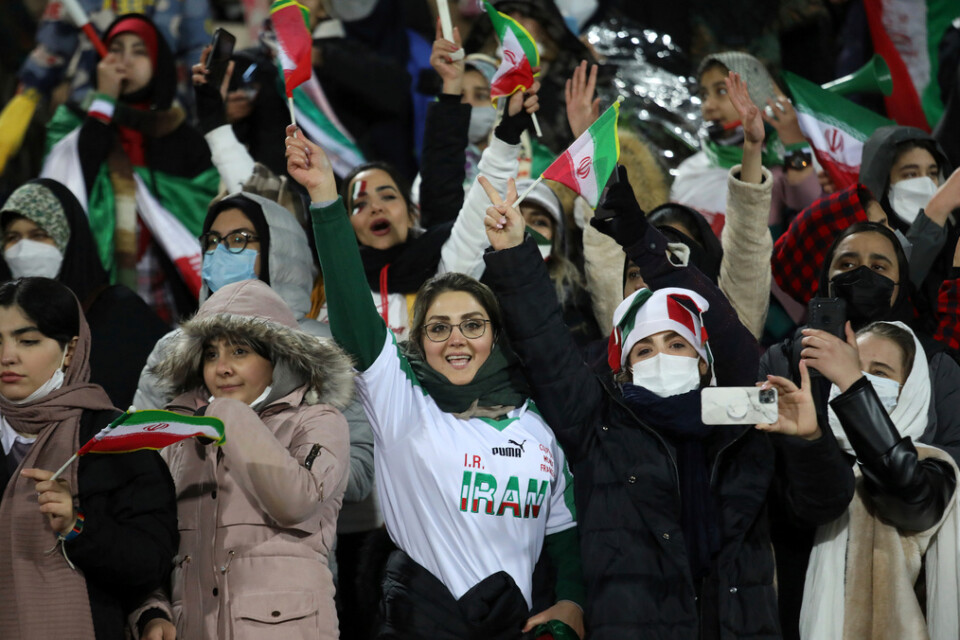 Iranska kvinnor på Azadistadion jublar efter att Iran har kvalificerat sig till VM efter 1–0 mot Irak.