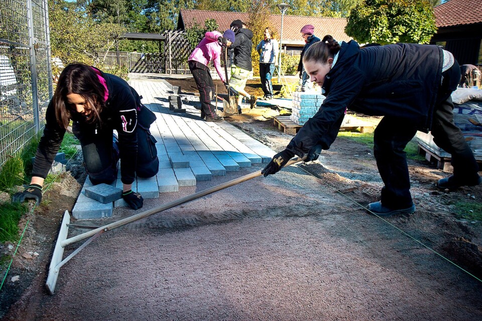 Student from the gardening programme have no difficulty finding a job. In 2018 students laid path with slabs at Skogsbrynet for elderly people with walking frames or wheelchairs.