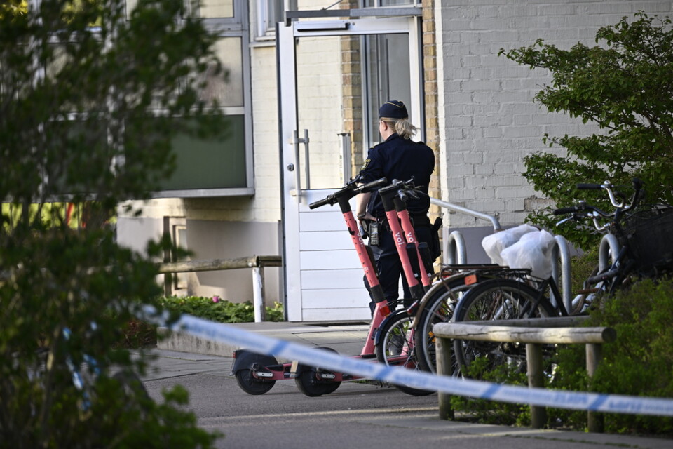 Polis och avspärrningar vid ingången till ett flerfamiljshus i Malmö på tisdagskvällen efter det att en tonåring hittats knivskuren i ett trapphus.