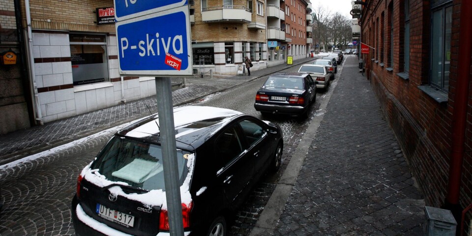 I dag är parkering gratis på all kommunal gatumark i Trelleborg. I många fall reglerar p-skiva hur länge man får parkera, men nu kommer p-avgifter att införas.