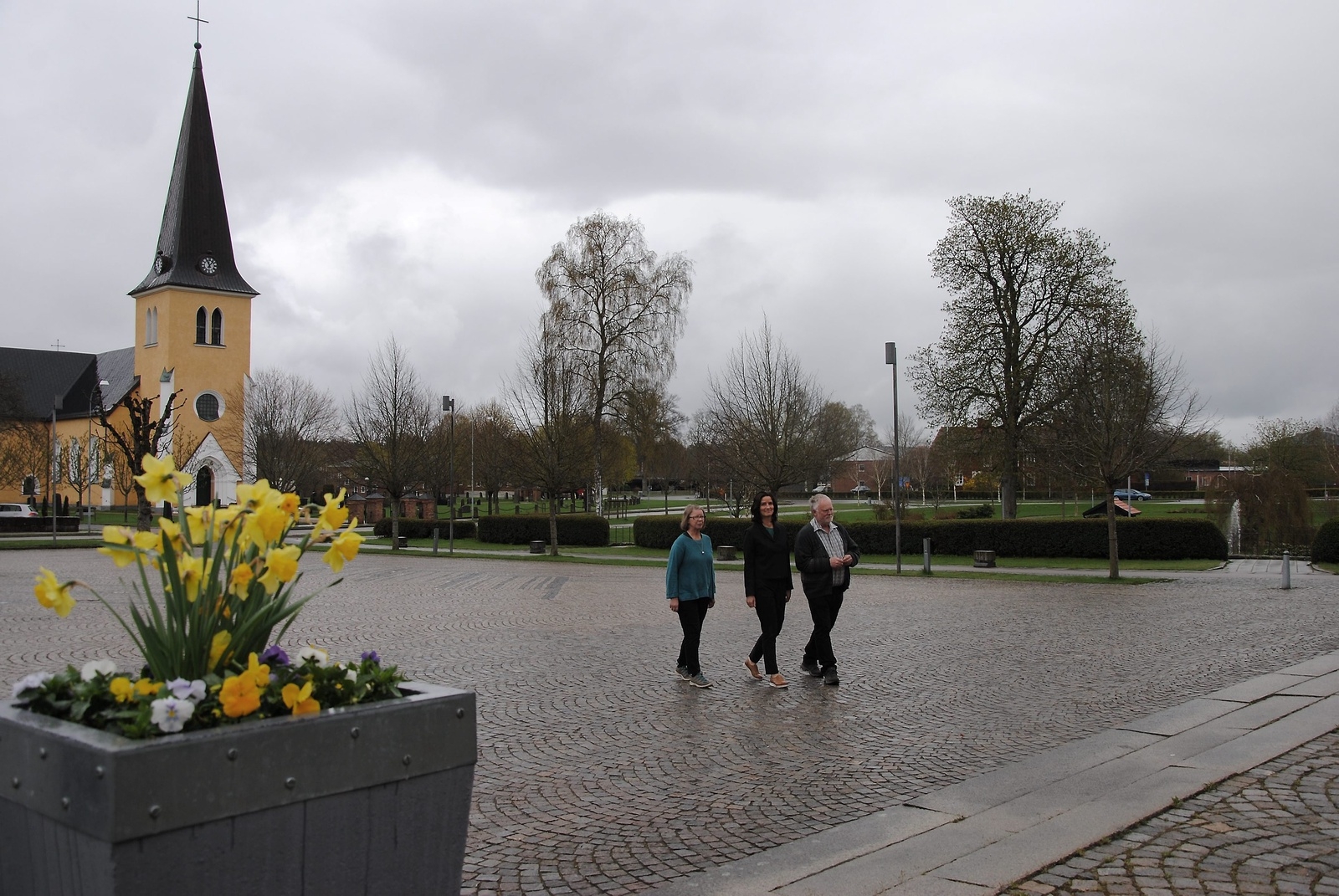 Den 5 maj blir det mingel på torget i Broby.  Gunilla Kärrdahl, Anna Bertram, Östra Göinge kommun, och Sven Jensén håller i förberedelserna.                                                                                                                                                                                             FOTO: SUSANNE GÄRE