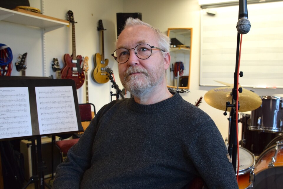 Martin Gjerstad, huvudlärare för kursen Musikkomposition, slår ett slag för musikquizet som ska göras live på folkhögskolan på lördag.