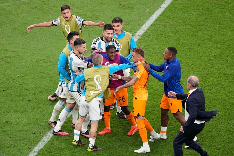 Heta känslor i matchen mellan Argentina och Nederländerna.