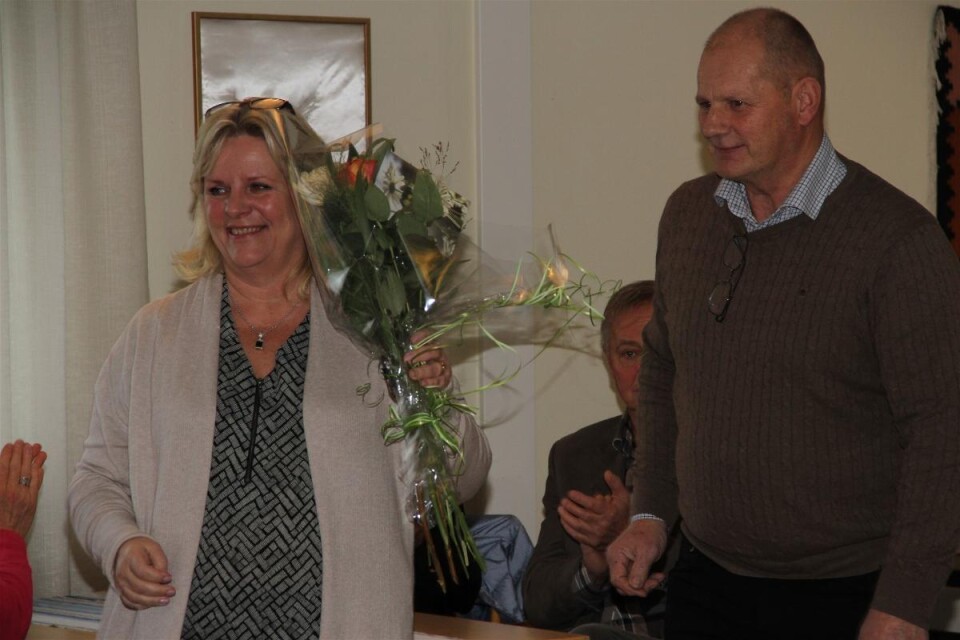 Elisabeth Appeltoft Petersson fick ta emot beröm och blommor av kommunpolitikern Stig Bertilsson (C). Foto: Carin Svensson