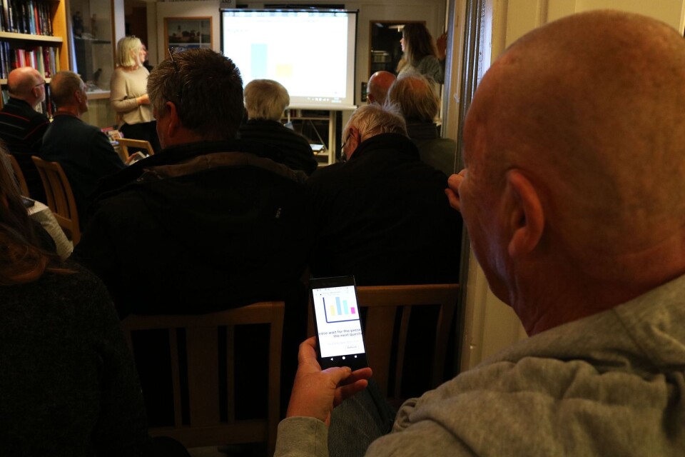 Jan-Olof Hagander deltar i den digitala undersökningen med sin smartphone. Resultatet syns direkt framme på den stora bildskärmen.