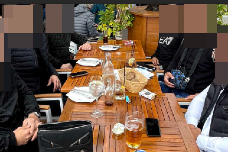 40-åringen och 39-åringen (längst bort i bild) äter på spansk restaurang.