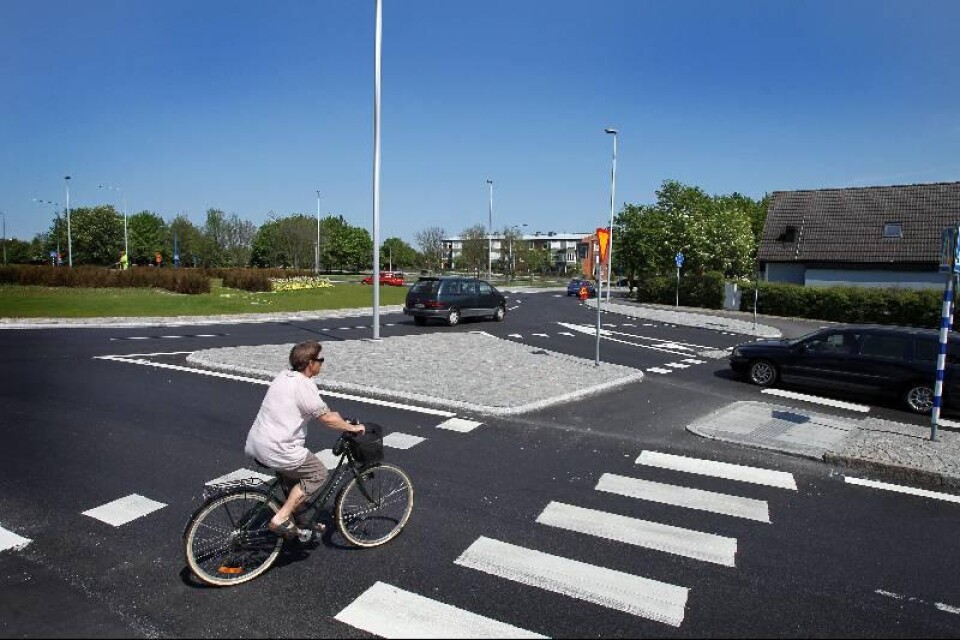 När man förlänger Västra Ringvägen till väg 108 bör man tänka mer på oskyddade trafikanter än vad man gjort i rondellen Hedvägen/väg 108, anser Nils-Gunnar Snygg (S).