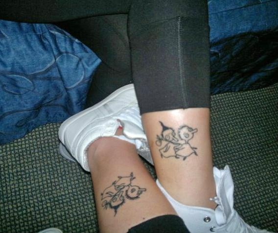 Jag och tvillingsyrran tyckte vi skulle ha likadana tatueringar. Varför inte tofslan och vifslan från mumindalen? ;)