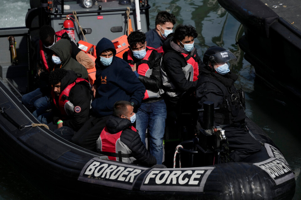 Migranter som plockats upp i Engelska kanalen i juni i år.