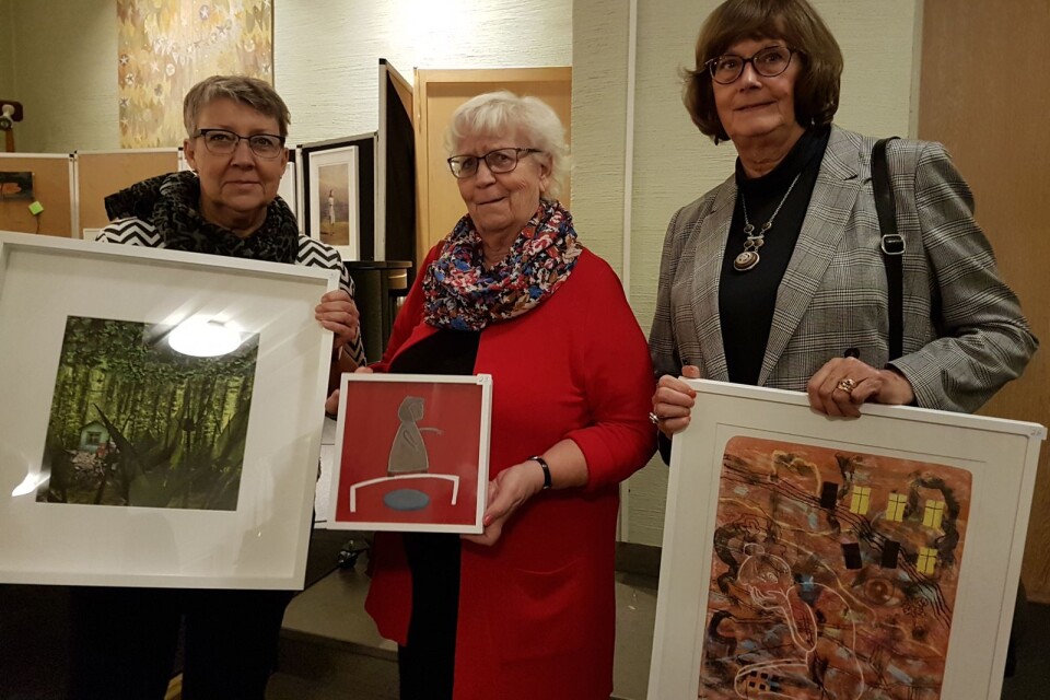 Lisbeth Arvidsson (t v), Ingegerd Johansson och Carina Olsson tillhörde de lyckliga vinnarna på konstföreningens konstutlottning.