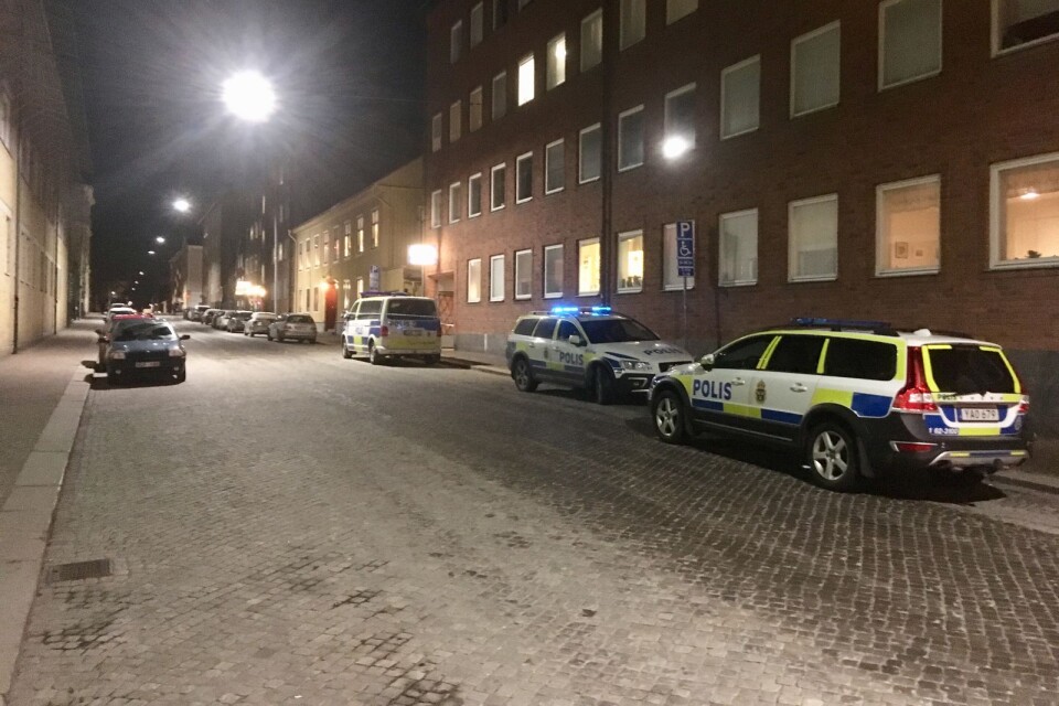 Även delar av Östra Köpmansgatan spärrades av under kvällen. Ett samband är inte bekräftat.