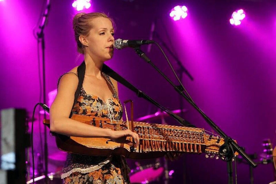 Sophia Hogman från Abalone Dots spelar "softgrass" på nyckelharpa.