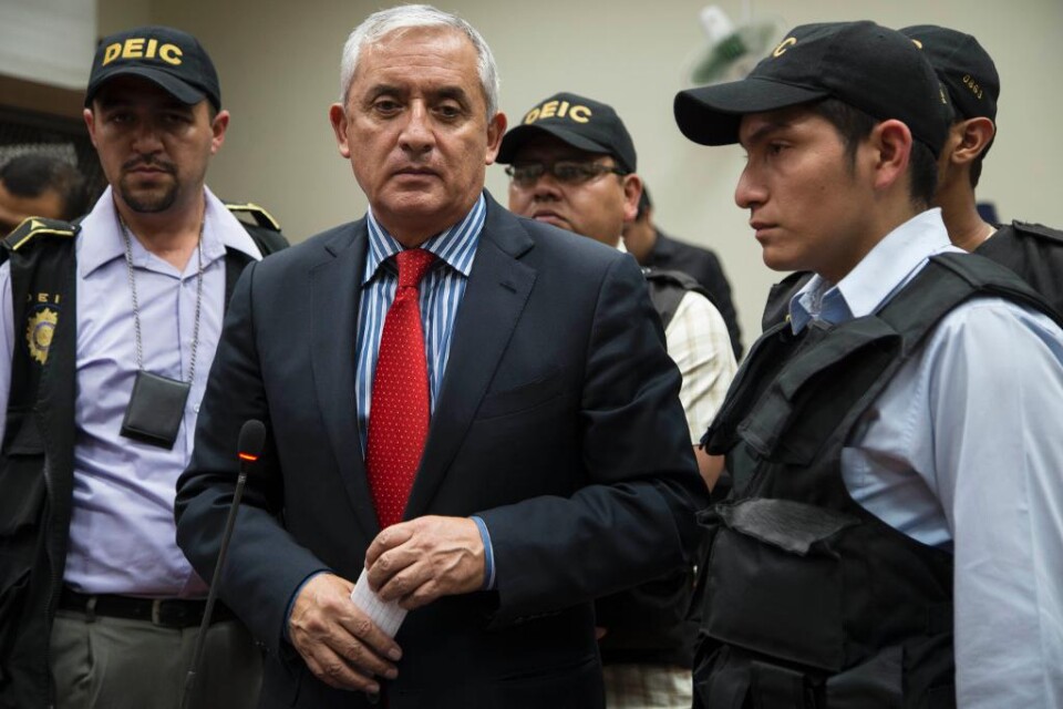 Den konservative Alejandro Maldonado har svurit presidenteden i Guatemala sedan en korruptionsskandal tvingat Otto Pérez Molina att avgå. Pérez Molina greps senare efter ett domstolsförhör. Den 79-årige Maldonado som tidigare var vicepresident kommer va