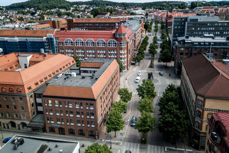 Kvarteret Apollo är tegelbyggnaden till vänster i bild, med svart tak. Gatan som löper vertikalt är Yxhammarsgatan mot Polishuset.