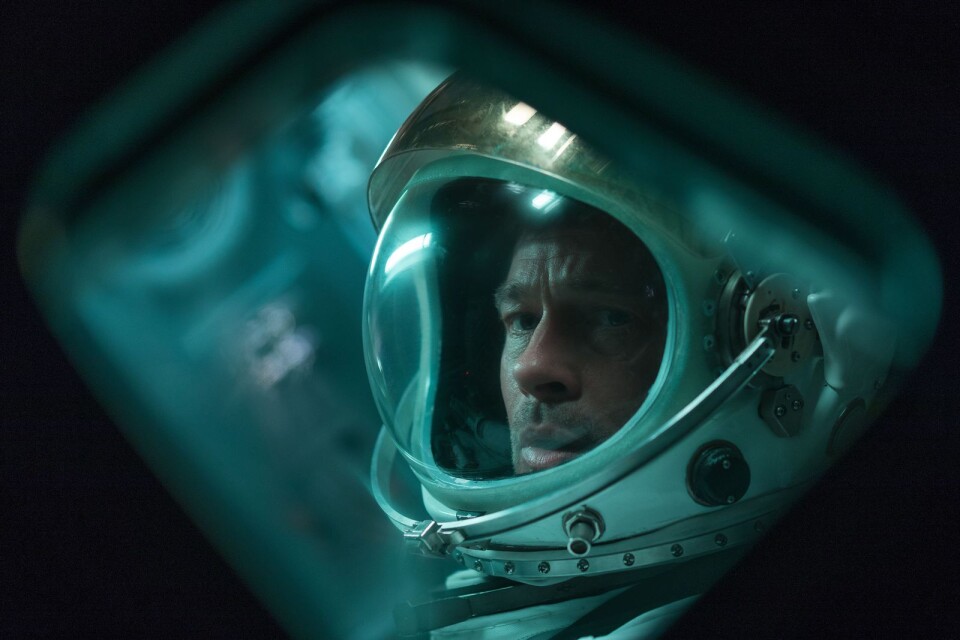 Astronauten Roy McBride (Brad Pitt) lever ett känslolöst liv när han skickas på hemligt uppdrag i rymden i "Ad astra".