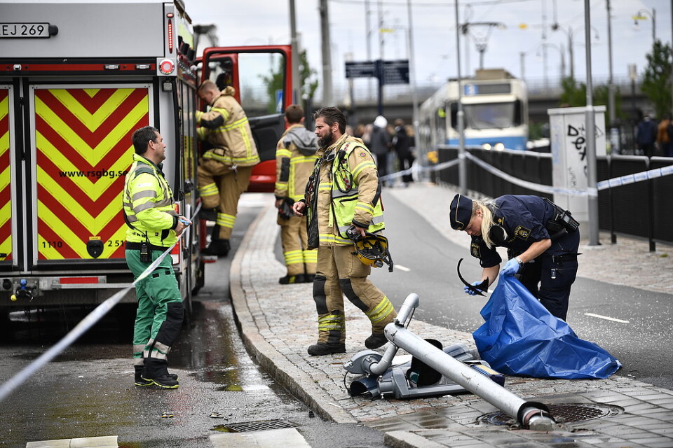 En man omkom i Göteborg efter att ha blivit träffad av en lyktstolpe som en lastbil kört på.