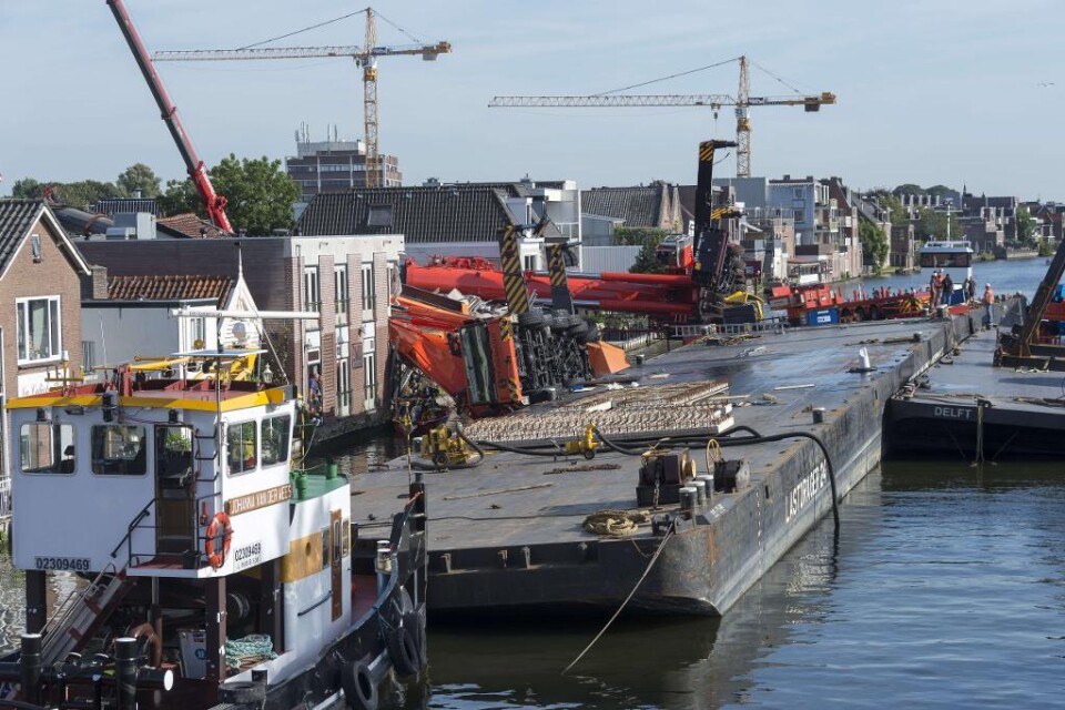 Två byggkranar har rasat i den nederländska staden Alphen aan den Rijn och krossat närliggande hus. Flera personer uppges ha skadats. Kranarna lyfte en bit väg som skulle användas till en bro i närheten när den första kranen föll. Obalansen som skapade