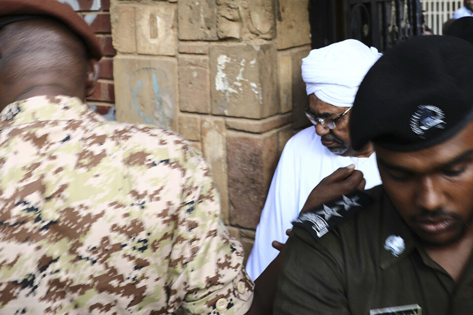 Sudans förre president och diktator, Omar al-Bashir, eskorteras tillbaka in i högriskfängelset efter att ha framträtt i domstolen den 16 juni.