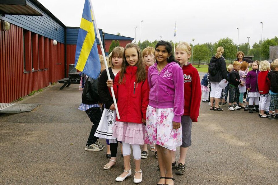 Julia Vernersson, Emilia Borglund, bakom dem Amanda Widroth, Odin Selén, Karl Vernersson, väntar på att marschen till hembygdsgården ska börja och de ska lämna Vegbyskolan för gott.