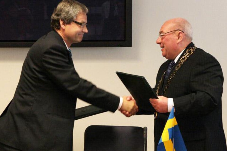 Kurt Hårsmar undertecknade vänortsavtalet tillsammans med borgmästaren i Ukmerge, Mr Algirdas Kopustas. I avtalet står om olika områden som länderna kan samarbeta runt som näringsliv, sport och socialt arbete.