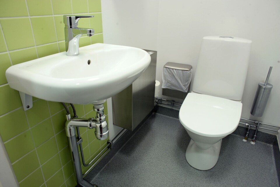 Skribenten efterlyser en toalett på Hamngatan 9 som kan nyttjas av färjepassagerarna.