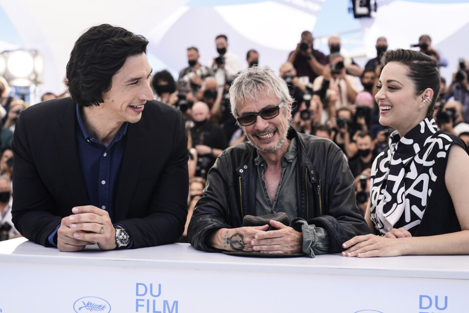 Huvudrollsinnehavarna Adam Driver och Marion Cotillard tillsammans med regissören Leos Carax under filmfestivalen i Cannes.