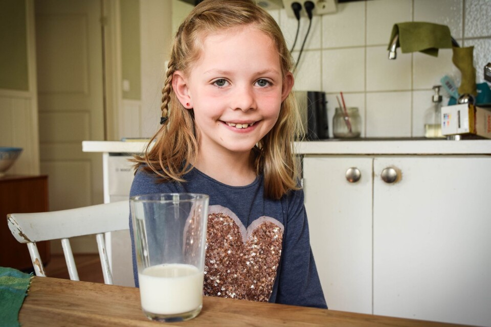 Svea Rix, sju år vill gärna ha standardmjölk i skolan.