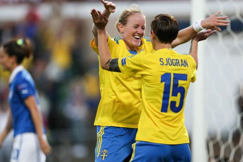 Sveriges Marie Hammarström (tv) och Therese Sjögran jublar efter 1-0 målet under tisdagens gruppspelsmatch (grupp A) mellan Sverige och Italien i dam-EM på Örjans vall i Halmstad