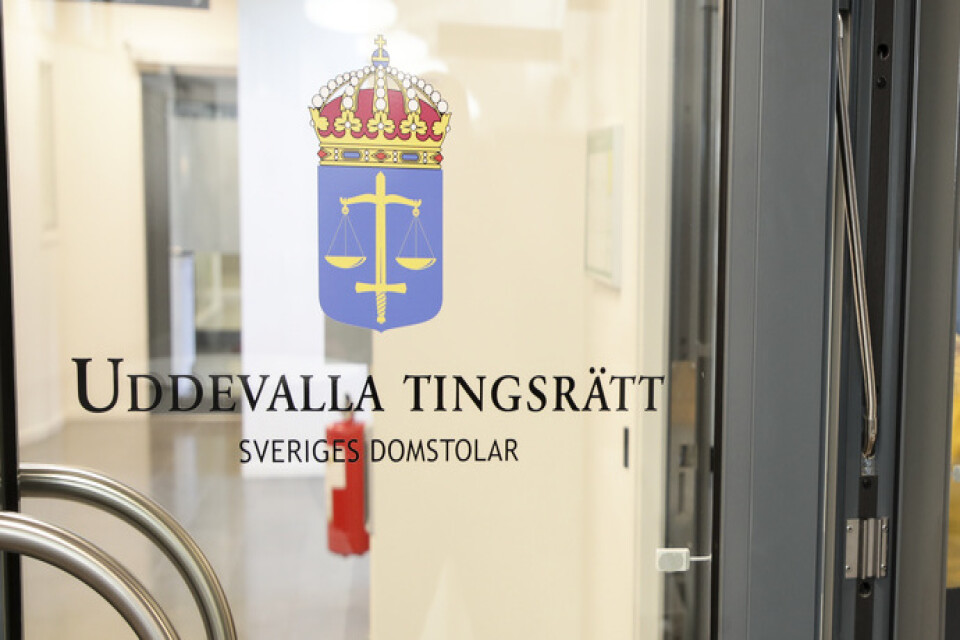 En man som lurat till sig mer än en miljon kronor från annonsörer döms av Uddevalla tingsrätt till fängelse i tre och ett halvt år. Arkivbild.