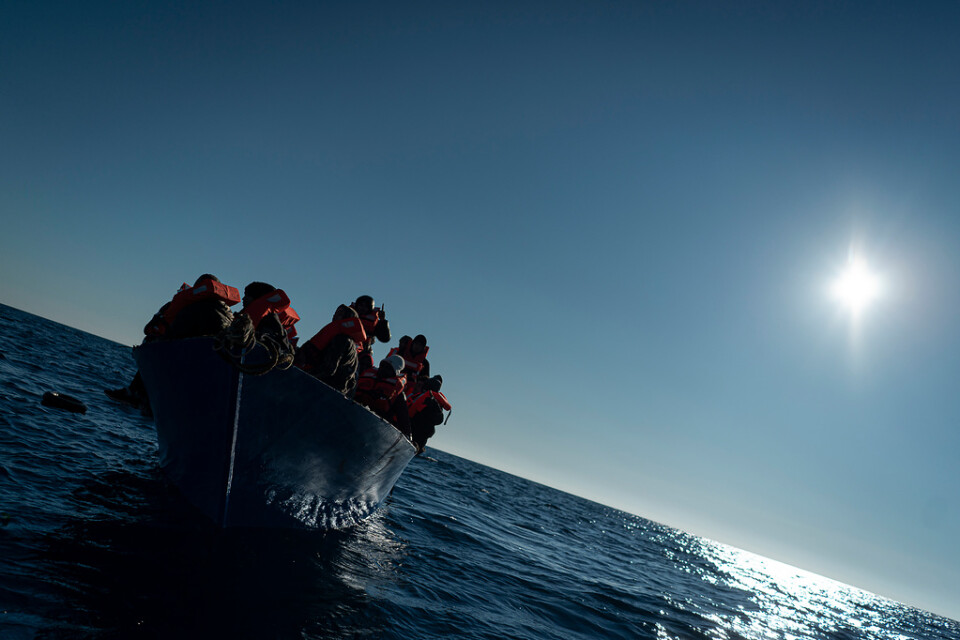 Omkring 30 migranter saknas i samband med ett räddningsförsök av en båt utanför Libyens kust. Arkivbild.
