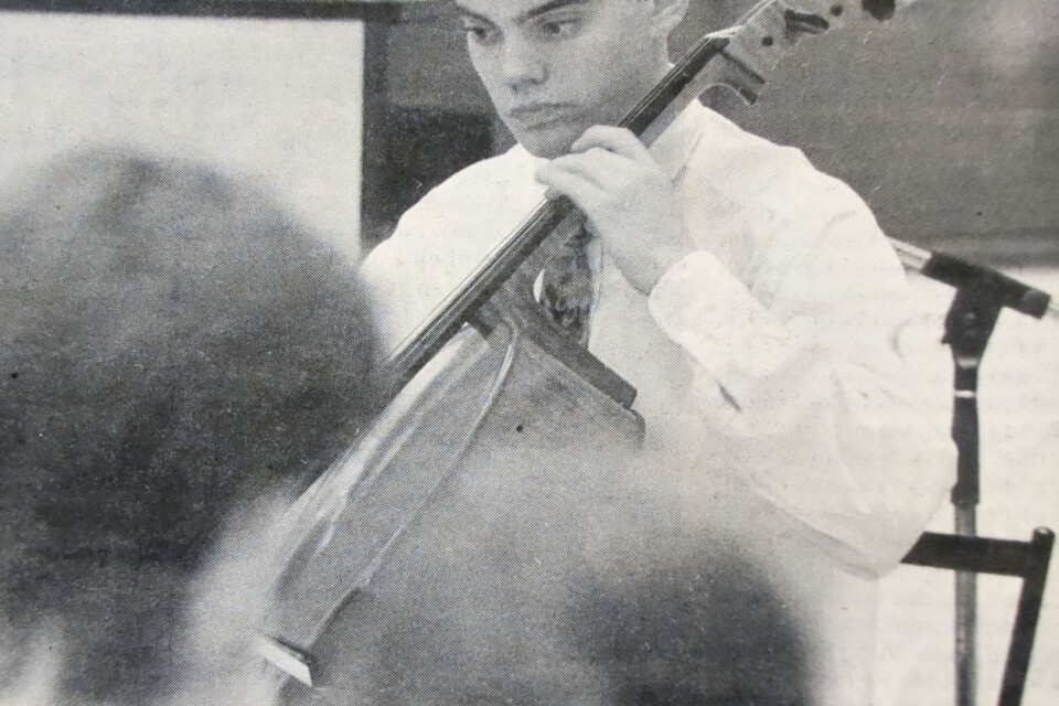 Kristoffer Arvidsson från Vinslöv visar vad han har lärt sig med sin cello.