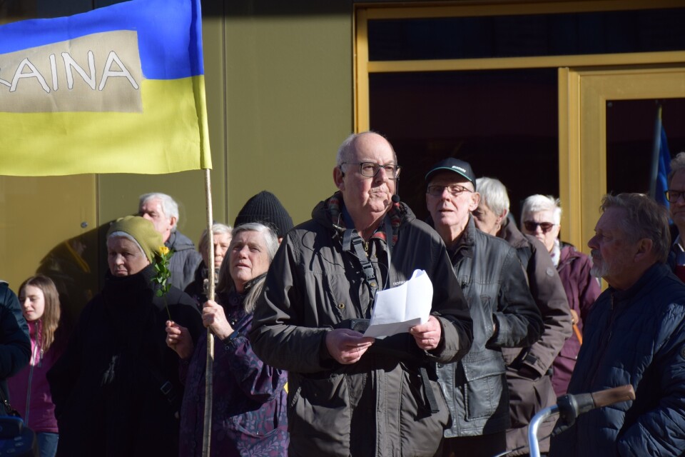Jan Lindelöf talar under en manifestation för Ukraina i Kristianstad i februari, strax efter att Ryssland gick in i Ukraina. Kriget har nu pågått i nio månader.