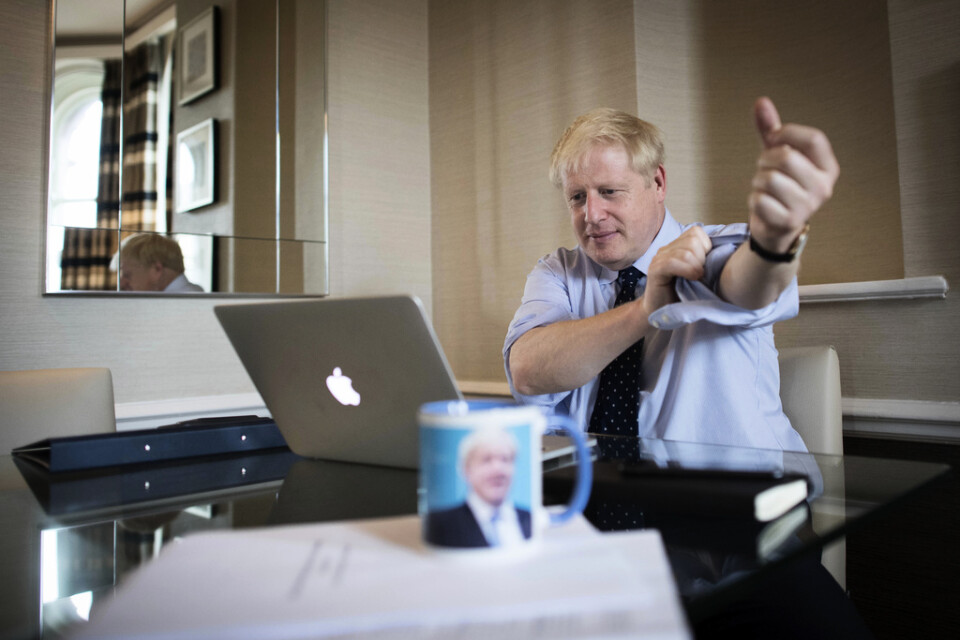 Boris Johnson filar på det tal han ska hålla på Tory-kongressen i Manchester på onsdagen.