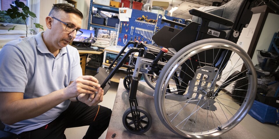 Dino Izetagic, vaktmästare på hjälpmedelscentralen, förbereder en nyinköpt rullstol för att den ska vara redo att lämna ut när någon behöver den.