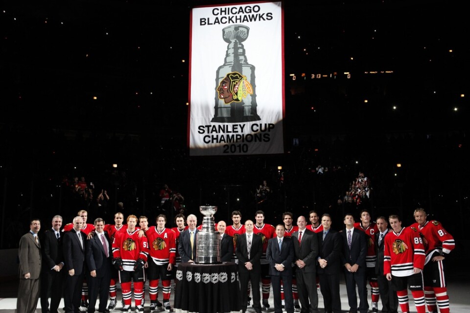 Chicagos lag och ledning poserar framför Stanley Cup-pokalen 2010. Arkivbild.