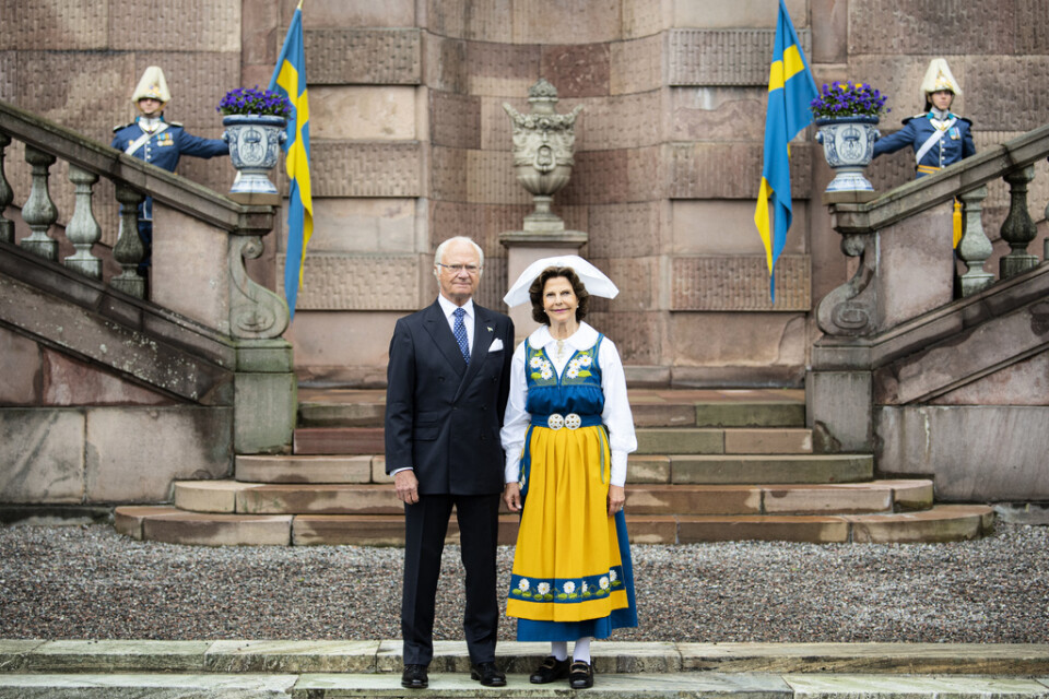 Kung Carl Gustaf och drottning Silvia på Logården vid Stockholms slott där kungen skickade en hälsning till svenska folket i samband med nationaldagen den 6 juni.
