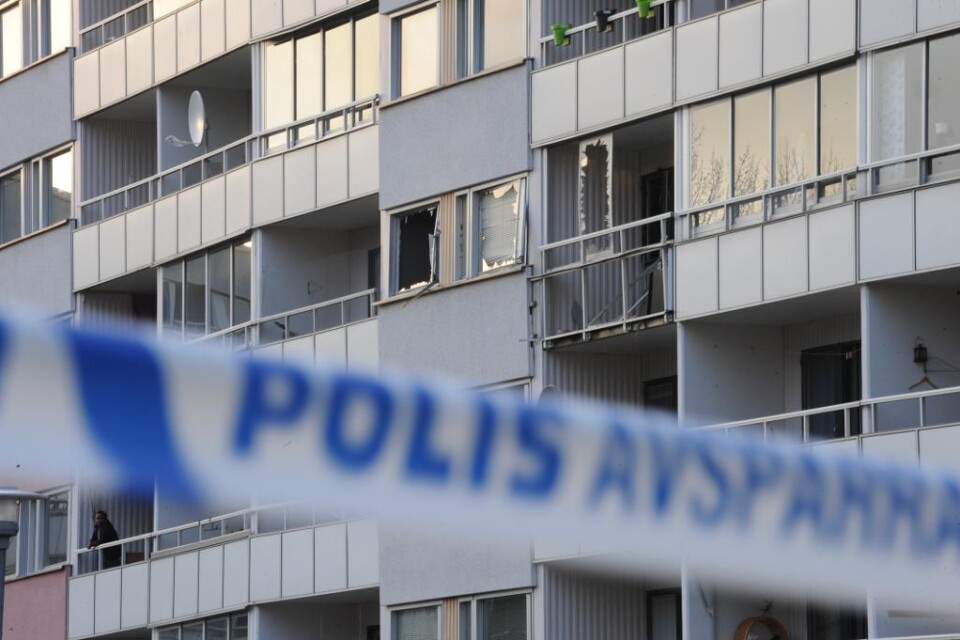 Två män dog i samband med en explosion i ett bostadshus i Nyköping på måndagen. I lägenheten intill föll porslinet från väggarna och genom sin dörr kunde grannen se en man falla ut i trapphuset. Vad som small, det vet han inte, men det var \"en sjuhelvet