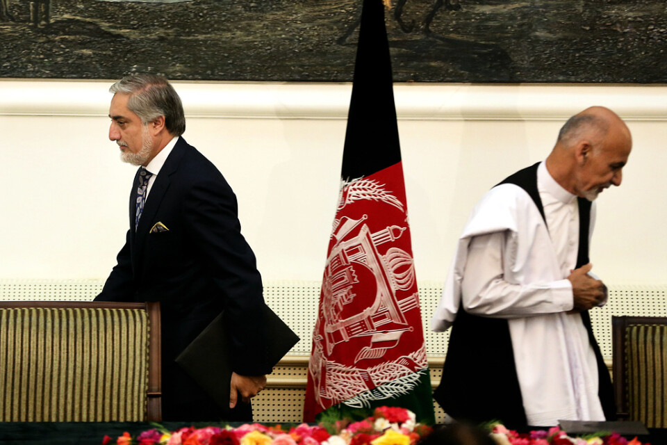 De dåvarande presidentkandidaterna Abdullah Abdullah och Ashraf Ghani efter att de skrivit under en överenskommelse om maktdelning i presidentpalatset i Kabul i september 2014.
